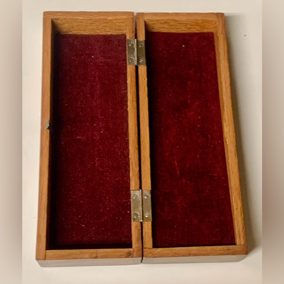 Late 19th Century Hand Carved Finger Jointed Wheeler & Wilson Sewing Machine Box - Picture 9 of 15